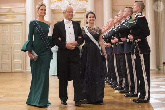 La princesse Tatiana de Grèce et la princesse Sofia de Suède, enceinte, toutes deux au bras de Bernhard Mach, arrivant pour le dîner du double 80e anniversaire du roi Harald V de Norvège et de la reine Sonja de Norvège le 9 mai 2017 au palais royal à Oslo.