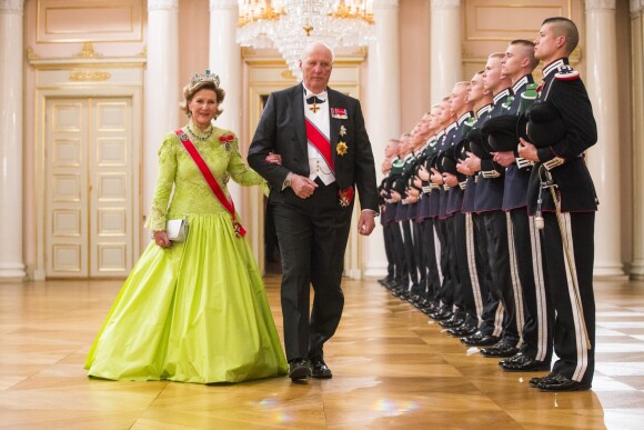 La reine Sonja et le roi Harald V de Norvège à leur arrivée pour le dîner de gala de leur double 80e anniversaire le 9 mai 2017 au palais royal à Oslo.