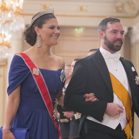 La princesse Victoria de Suède au bras du grand-duc héritier Guillaume de Luxembourg arrivant pour le dîner du double 80e anniversaire du roi Harald V de Norvège et de la reine Sonja de Norvège le 9 mai 2017 au palais royal à Oslo.