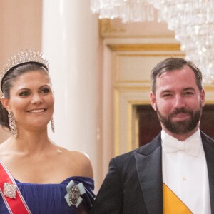La princesse Victoria de Suède au bras du grand-duc héritier Guillaume de Luxembourg arrivant pour le dîner du double 80e anniversaire du roi Harald V de Norvège et de la reine Sonja de Norvège le 9 mai 2017 au palais royal à Oslo.