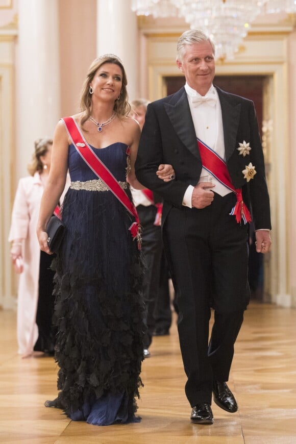 La princesse Märtha-Louise au bras du roi Philippe de Belgique arrivant pour le dîner du double 80e anniversaire du roi Harald V de Norvège et de la reine Sonja de Norvège le 9 mai 2017 au palais royal à Oslo.