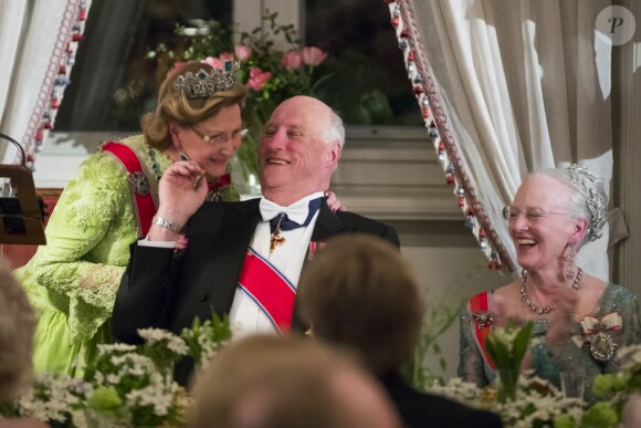 Tendre moment entre la reine Sonja et le roi Harald V de Norvège sous les yeux de leur amie la reine Margrethe II de Danemark lors du dîner en l'honneur de leur double 80e anniversaire le 9 mai 2017 au palais royal à Oslo.