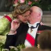 Tendre moment entre la reine Sonja et le roi Harald V de Norvège lors du dîner en l'honneur de leur double 80e anniversaire le 9 mai 2017 au palais royal à Oslo.