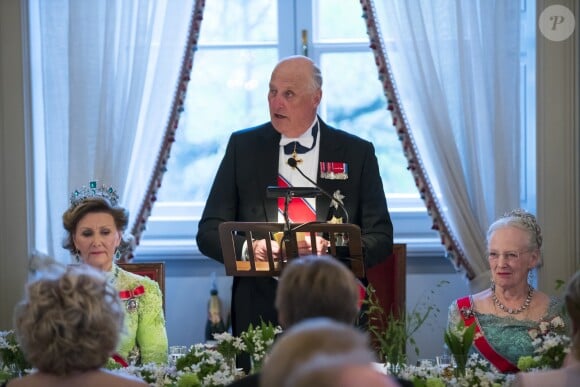 Le roi Harald V de Norvège pendant son discours, entouré de son épouse la reine Sonja et de leur amie la reine Margrethe II de Danemark, lors du dîner du double 80e anniversaire du roi Harald V de Norvège et de la reine Sonja de Norvège le 9 mai 2017 au palais royal à Oslo.