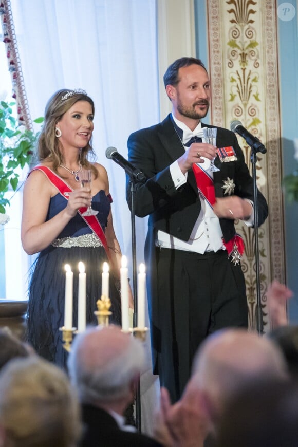 La princesse Märtha-Louise et le prince héritier Haakon de Norvège ont prononcé un discours à deux voix et porté un toast ensemble pour leurs parents lors du dîner du double 80e anniversaire du roi Harald V de Norvège et de la reine Sonja de Norvège le 9 mai 2017 au palais royal à Oslo.