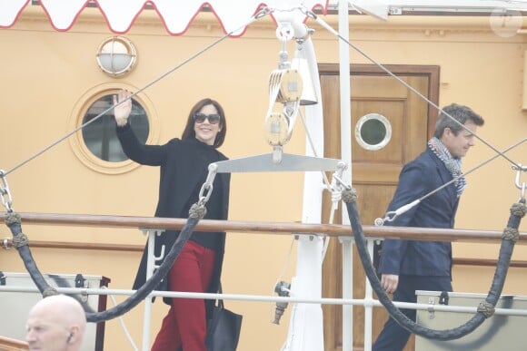 La princesse Mary et le prince Frederik de Danemark à bord du yacht royal Dannebrog le 9 mai 2017 à Oslo pour les célébrations du double 80e anniversaire du roi Harald V et de la reine Sonja de Norvège.