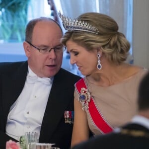 Le prince Albert II de Monaco et la reine Maxima des Pays-Bas lors du dîner du double 80e anniversaire du roi Harald V de Norvège et de la reine Sonja de Norvège le 9 mai 2017 au palais royal à Oslo.