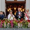 Célébrations du double 80e anniversaire du roi Harald V de Norvège et de la reine Sonja de Norvège le 9 mai 2017 au palais royal à Oslo, ici au balcon avec leurs petits-enfants le prince Sverre Magnus et la princesse Ingrid Alexandra, leur fils le prince Haakon et son épouse la princesse Mette-Marit ainsi que la reine Maxima des Pays-Bas.