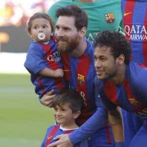 Lionel Messi avec ses enfants Mateo et Thiago lors du match de Liga Fc Barcelone-Villarreal le 6 mai 2017.