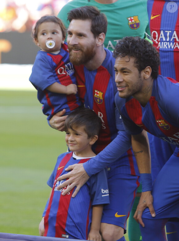 Lionel Messi avec ses enfants Mateo et Thiago lors du match de Liga Fc Barcelone-Villarreal le 6 mai 2017.