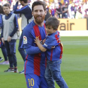 Lionel Messi avec ses enfants Mateo et Thiago lors du match de Liga Fc Barcelone-Villarreal le 6 mai 2017.