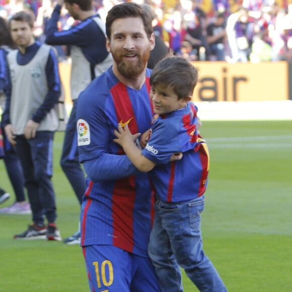 Lionel Messi avec ses enfants Mateo et Thiago lors du match de Liga Fc Barcelone-Villarreal le 6 mai 2017.