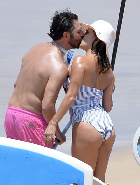 Eva Longoria et son mari Jose Baston s'amusent, se baignent et font du paddle en vacances à Hawaii. Le couple très amoureux s’embrassent sur la plage. Le 13 avril, le couple a fêté les 49 ans de Jose Baston. Le 19 avril 2017