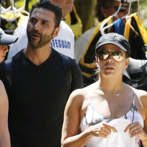 Eva Longoria fait de l'escalade sous un torrent et se jette du haut des rochers à Hawaii. En vacances à Honolulu avec son mari Jose Baston, le couple s'est ensuite baladé en amoureux le long d’une plage et en ville. Le 18 avril 2017