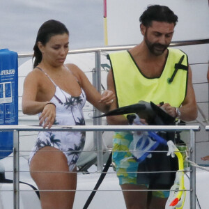 Eva Longoria passe une journée romantique à bord d'un catamaran en compagnie de son mari José Bastón et d’amis à Honolulu le 16 avril 2017