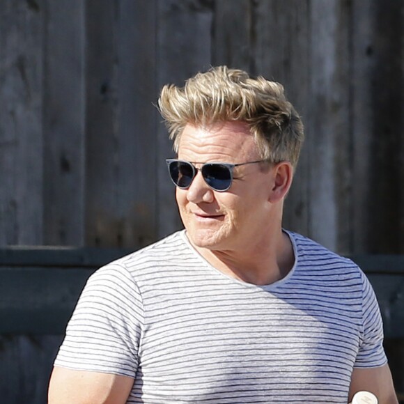 Gordon Ramsay est allé acheter un jus d'orange chez Starbucks et repart à bord de sa Ferrari le 2 octobre 2016.