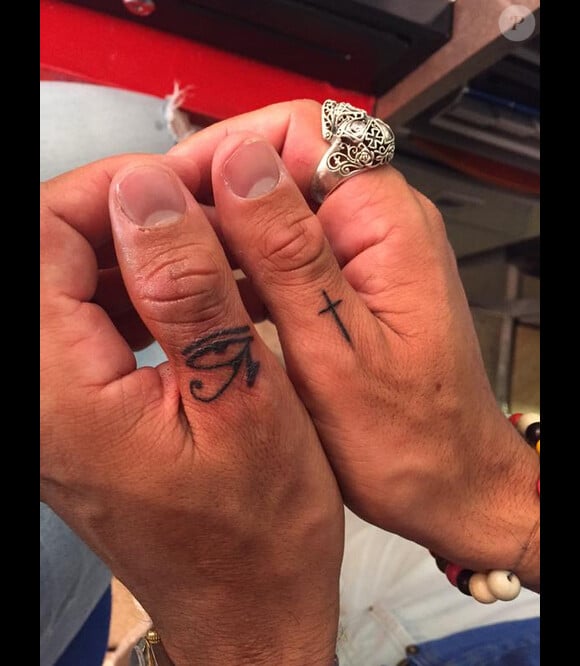 Vivian de Secret Story 8 et des Anges 7 s'est fait faire 4 tatouages, dont deux sur les pouces. Juin 2015.