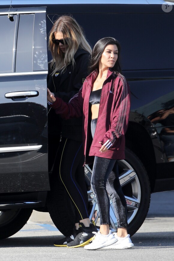 Les soeurs Kim Kardashian, Kourtney Kardashian et Khloe Kardashian à la sortie d'un immeuble à Los Angeles, le 11 mai 2017