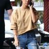 Kourtney Kardashian discute au téléphone en allant rejoindre sa soeur K. Kardashian et son meilleur ami Jonathan Cheban pour déjeuner au restaurant Chin Chin à Los Angeles, le 8 mai 2017