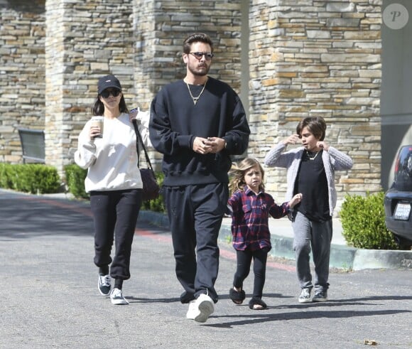 Kourtney Kardashian et Scott Disick emmènent leurs enfants Mason et Penelope au cinéma à Calabasas le 8 avril 2017