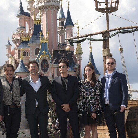 Jerry Bruckheimer, les réalisateurs Joachim Ronning et Espen Sandberg, les comédiens Kaya Scodelario, Brenton Thwaites, Orlando Bloom, Geoffrey Rush, Javier Bardem et Johnny Depp lors de l'avant-première du film Pirates des Caraïbes 5 au parc Disneyland Paris, le 14 mai 2017.