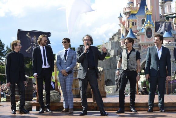 Jerry Bruckheimer, les réalisateurs Joachim Ronning et Espen Sandberg, les comédiens Brenton Thwaites, Geoffrey Rush, Javier Bardem et Johnny Depp lors de l'avant-première du film Pirates des Caraïbes 5 au parc Disneyland Paris, le 14 mai 2017.