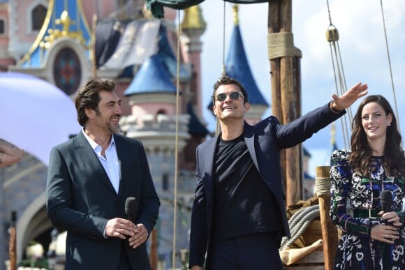 Kaya Scodelario, Orlando Bloom, Javier Bardem lors de l'avant-première du film Pirates des Caraïbes 5 au parc Disneyland Paris, le 14 mai 2017.