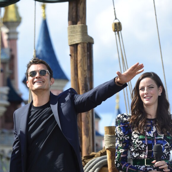 Kaya Scodelario, Orlando Bloom, Javier Bardem lors de l'avant-première du film Pirates des Caraïbes 5 au parc Disneyland Paris, le 14 mai 2017.