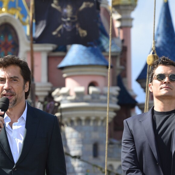 Johnny Depp, Javier Bardem et Orlando Bloom lors de l'avant-première du film Pirates des Caraïbes 5 au parc Disneyland Paris, le 14 mai 2017.