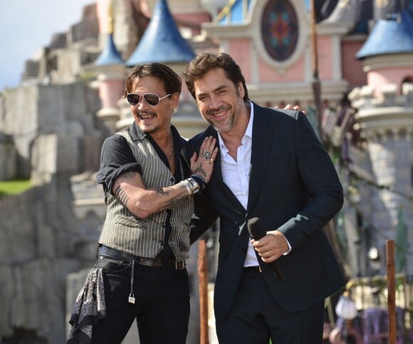 Johnny Depp et Javier Bardem lors de l'avant-première du film Pirates des Caraïbes 5 au parc Disneyland Paris, le 14 mai 2017.