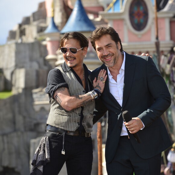 Johnny Depp et Javier Bardem lors de l'avant-première du film Pirates des Caraïbes 5 au parc Disneyland Paris, le 14 mai 2017.