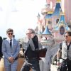 Brenton Thwaites, Geoffrey Rush et Johnny Depp lors de l'avant-première du film Pirates des Caraïbes 5 au parc Disneyland Paris, le 14 mai 2017.