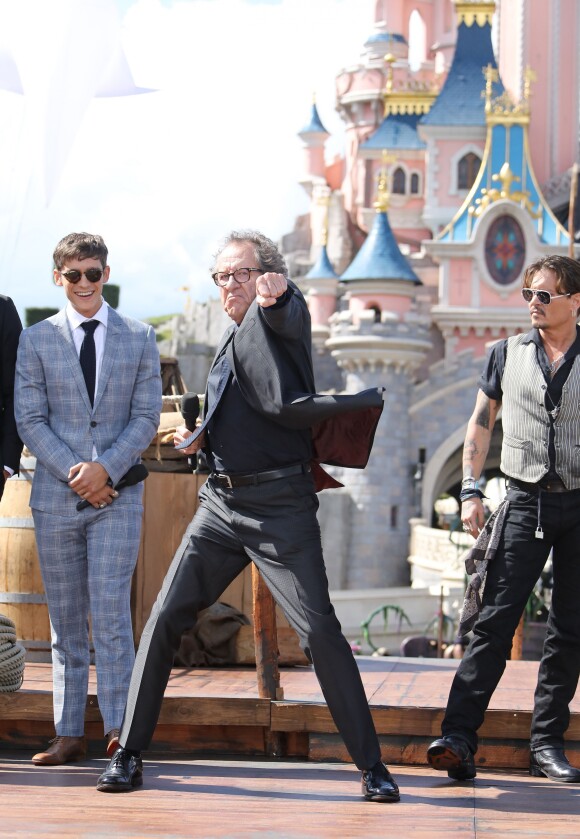 Brenton Thwaites, Geoffrey Rush et Johnny Depp lors de l'avant-première du film Pirates des Caraïbes 5 au parc Disneyland Paris, le 14 mai 2017.