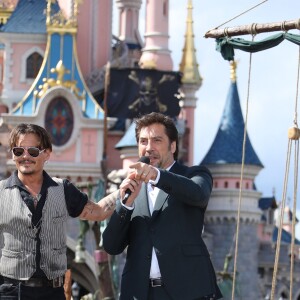 Johnny Depp et Javier Bardem lors de l'avant-première du film Pirates des Caraïbes 5 au parc Disneyland Paris, le 14 mai 2017.