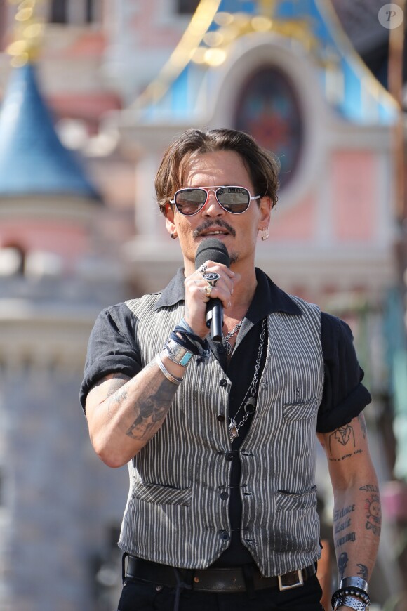 Johnny Depp lors de l'avant-première du film Pirates des Caraïbes 5 au parc Disneyland Paris, le 14 mai 2017.