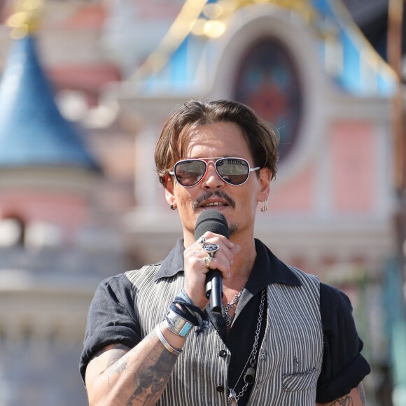 Johnny Depp lors de l'avant-première du film Pirates des Caraïbes 5 au parc Disneyland Paris, le 14 mai 2017.