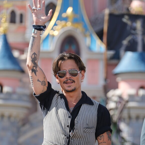 Johnny Depp lors de l'avant-première du film Pirates des Caraïbes 5 au parc Disneyland Paris, le 14 mai 2017.