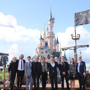 Jerry Bruckheimer, les réalisateurs Joachim Ronning et Espen Sandberg, les comédiens Kaya Scodelario, Brenton Thwaites, Orlando Bloom, Geoffrey Rush, Javier Bardem et Johnny Depp lors de l'avant-première du film Pirates des Caraïbes 5 au parc Disneyland Paris, le 14 mai 2017.