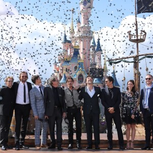 Jerry Bruckheimer, les réalisateurs Joachim Ronning et Espen Sandberg, les comédiens Kaya Scodelario, Brenton Thwaites, Orlando Bloom, Geoffrey Rush, Javier Bardem et Johnny Depp lors de l'avant-première du film Pirates des Caraïbes 5 au parc Disneyland Paris, le 14 mai 2017.