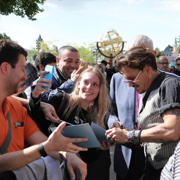 Johnny Depp lors de l'avant-première du film Pirates des Caraïbes 5 au parc Disneyland Paris, le 14 mai 2017.