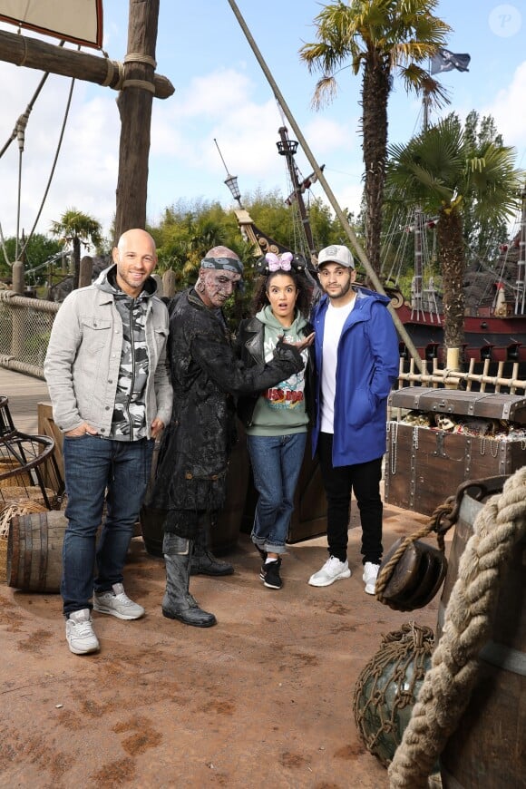 Franck Gastambide, Sabrina Ouazani et Malik Bentalha lors de l'avant-première du film Pirates des Caraïbes 5 au parc Disneyland Paris, le 14 mai 2017.