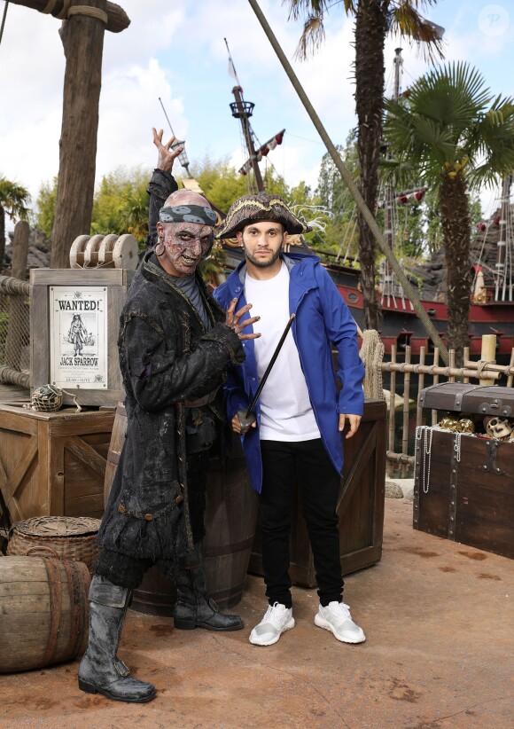Malik Bentalha lors de l'avant-première du film Pirates des Caraïbes 5 au parc Disneyland Paris, le 14 mai 2017.