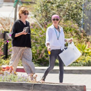 Exclusif -  Shannen Doherty et sa mère Rosa sont allées faire du shopping à Malibu, le 26 juillet 2016. Elle porte un bandana sur la tête. L'actrice de la série "The Beverly Hills 90210" se bat depuis mars 2015 contre un cancer du sein. Comme elle va bientôt subir une chimiothérapie, elle a décidé de s'y préparer en se rasant les cheveux. Il y a quelques jours, Elle a voulu immortaliser cet instant et le partager avec ses fans en publiant une photo sur Instagram. "Merci aux trois personnes qui m'ont aidée à traverser cette journée incroyablement difficile et qui continuent à être présents à chaque minute pour me soutenir et m'aimer", a-t-elle écrit en commentaire du cliché. Un message qui a beaucoup ému.