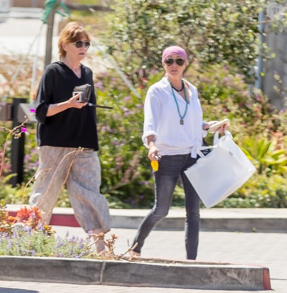 Exclusif -  Shannen Doherty et sa mère Rosa sont allées faire du shopping à Malibu, le 26 juillet 2016. Elle porte un bandana sur la tête. L'actrice de la série "The Beverly Hills 90210" se bat depuis mars 2015 contre un cancer du sein. Comme elle va bientôt subir une chimiothérapie, elle a décidé de s'y préparer en se rasant les cheveux. Il y a quelques jours, Elle a voulu immortaliser cet instant et le partager avec ses fans en publiant une photo sur Instagram. "Merci aux trois personnes qui m'ont aidée à traverser cette journée incroyablement difficile et qui continuent à être présents à chaque minute pour me soutenir et m'aimer", a-t-elle écrit en commentaire du cliché. Un message qui a beaucoup ému.