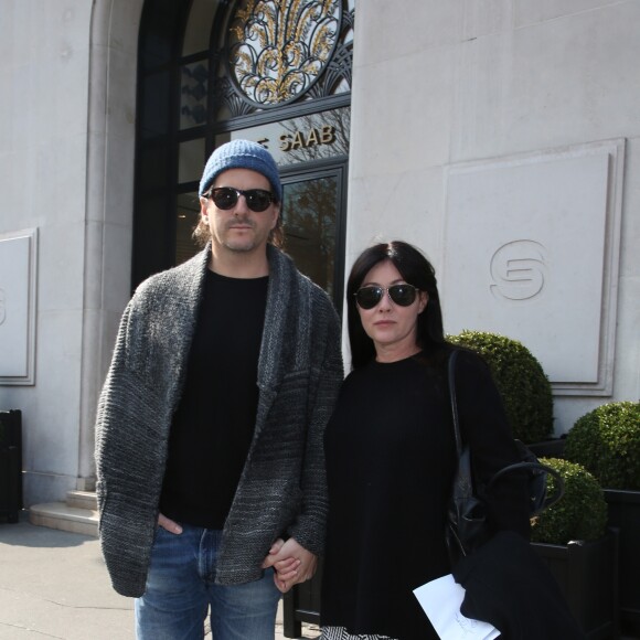 Exclusif - Shannen Doherty et son mari Kurt Iswarienko quittent l'hôtel de Sers à Paris le 18 mars 2016. Ils sont attendus à la convention "Witches VS Vampires"qui se déroulera les 19 et 20 mars 2016 à Paris. © Denis Guignebourg / Bestimage