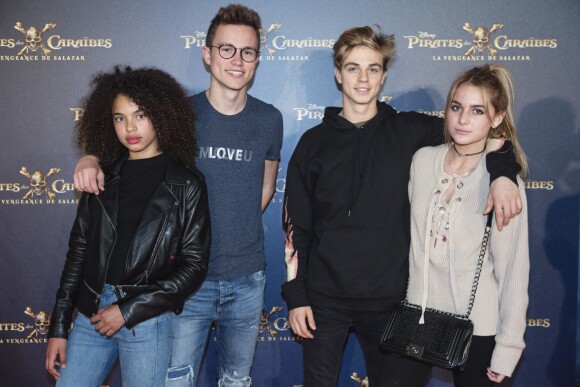 Sundy Jules et des amis lors de l'avant-première du film Pirates des Caraïbes 5 au parc Disneyland Paris, les 13 et 14 mai 2017.