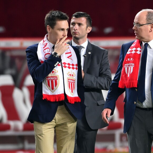 Le prince Albert II de Monaco et son neveu Louis Ducruet lors de la rencontre de Ligue 1 Monaco - Lille au stade Louis II de Monaco le 14 mai 2017. © Bruno Bebert / Bestimage