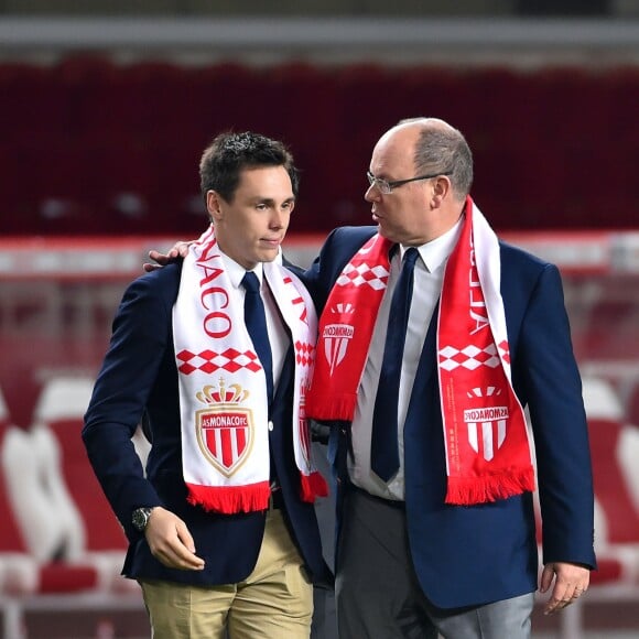 Le prince Albert II de Monaco et son neveu Louis Ducruet lors de la rencontre de Ligue 1 Monaco - Lille au stade Louis II de Monaco le 14 mai 2017. © Bruno Bebert / Bestimage