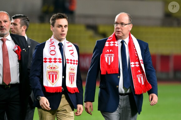 Le prince Albert II de Monaco et son neveu Louis Ducruet lors de la rencontre de Ligue 1 Monaco - Lille au stade Louis II de Monaco le 14 mai 2017. © Bruno Bebert / Bestimage