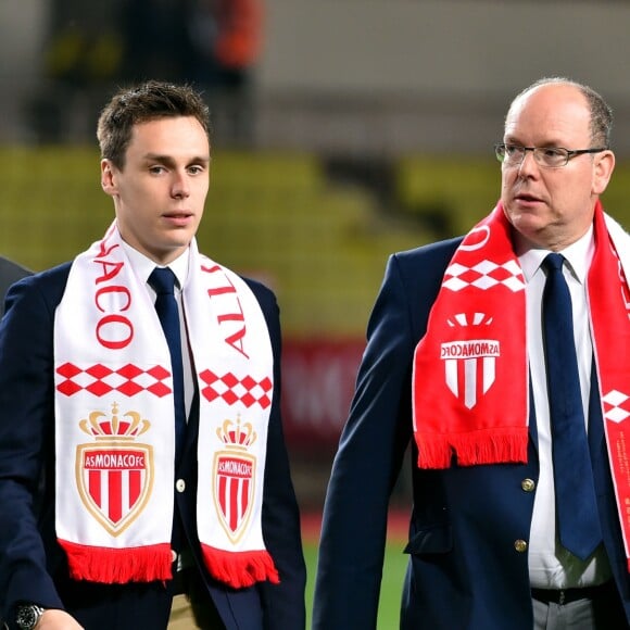 Le prince Albert II de Monaco et son neveu Louis Ducruet lors de la rencontre de Ligue 1 Monaco - Lille au stade Louis II de Monaco le 14 mai 2017. © Bruno Bebert / Bestimage